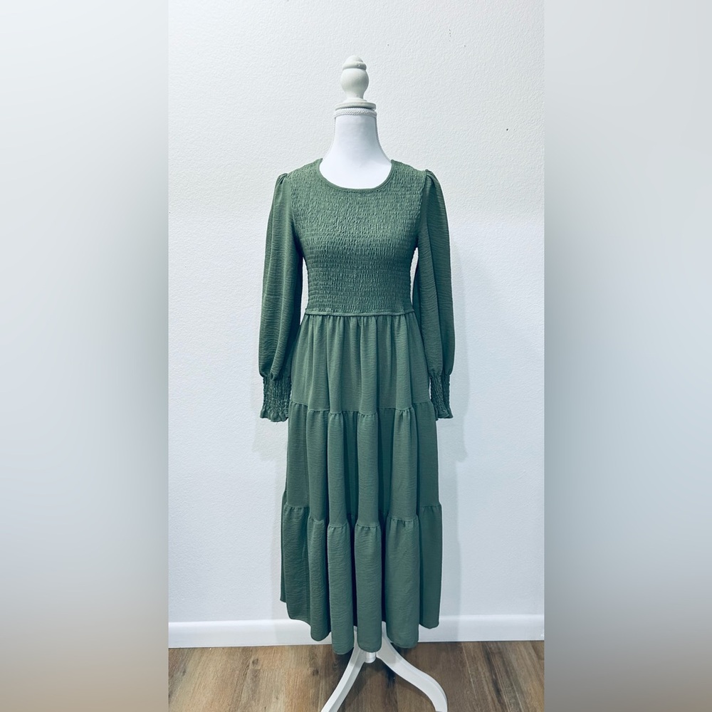 ALLANDWELL Elegant Green Smocked Dress